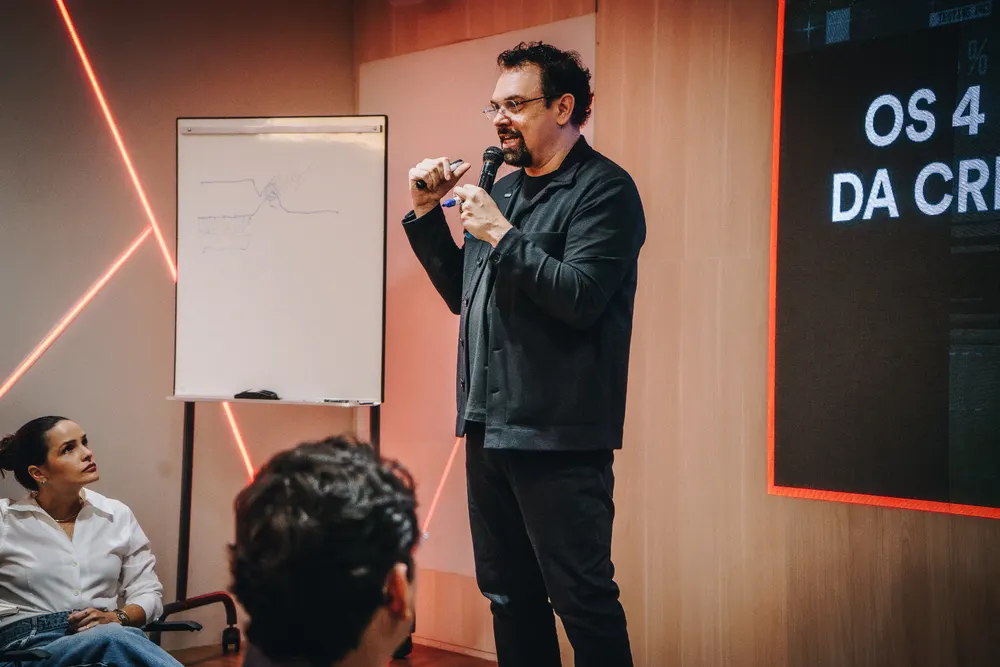 Allan Barros no palco do Sprint Nova Gestão
