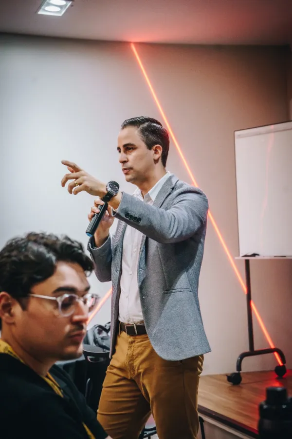 Mentor durante dinâmica no Sprint